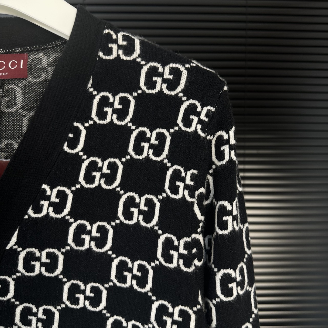 Gucci高仿針織外套男士黑白滿版GG Logo經典V領開襟設計| 11 Gucci高仿針織外套男士黑白滿版GG Logo經典V領開襟設計