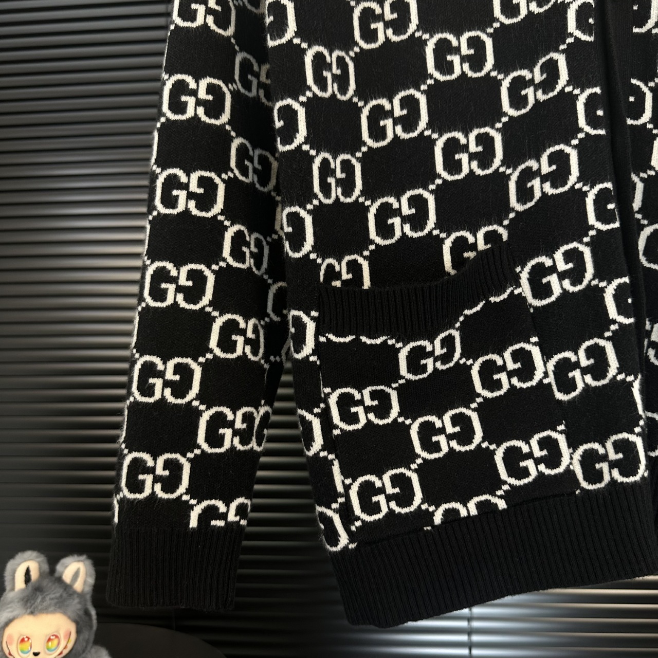 Gucci高仿針織外套男士黑白滿版GG Logo經典V領開襟設計| 9 Gucci高仿針織外套男士黑白滿版GG Logo經典V領開襟設計