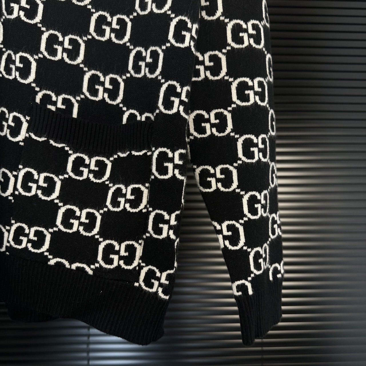 Gucci高仿針織外套男士黑白滿版GG Logo經典V領開襟設計| 8 Gucci高仿針織外套男士黑白滿版GG Logo經典V領開襟設計