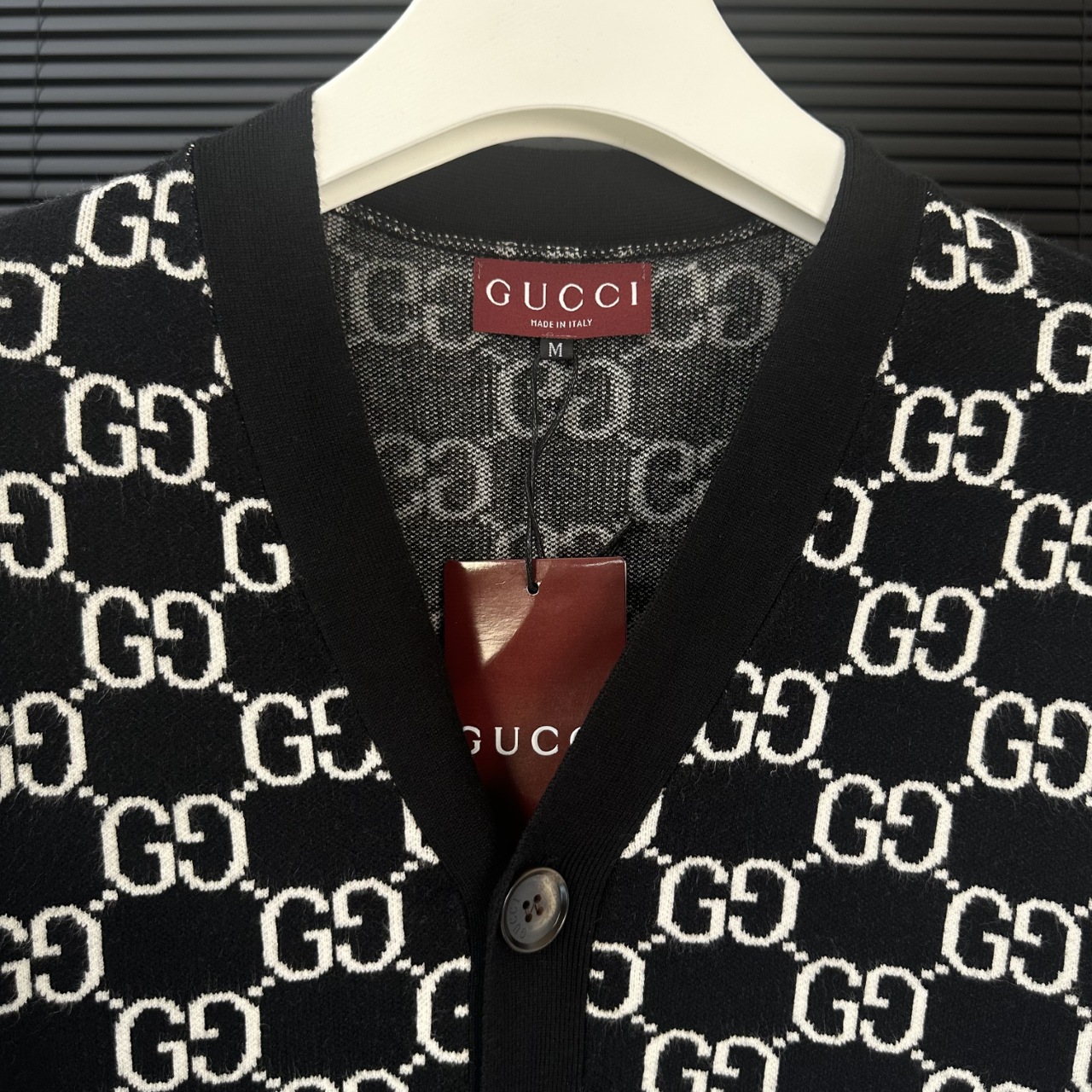 Gucci高仿針織外套男士黑白滿版GG Logo經典V領開襟設計| 7 Gucci高仿針織外套男士黑白滿版GG Logo經典V領開襟設計