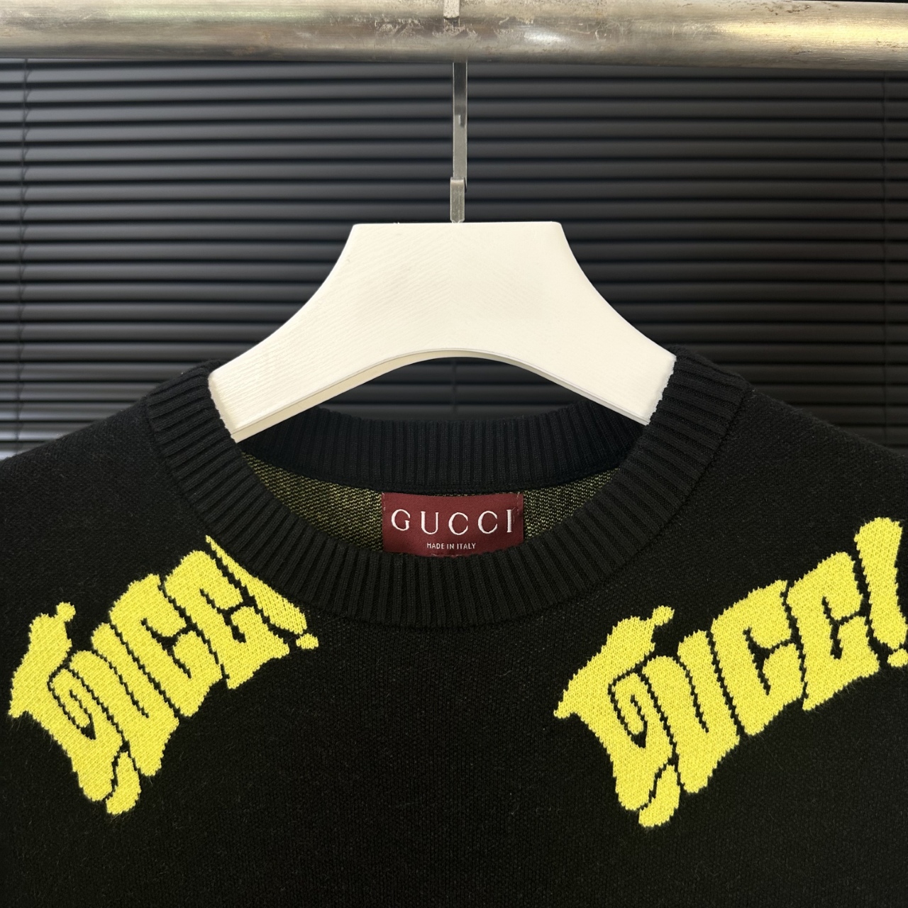 Gucci高仿針織毛衣黑色亮黃LOGO字樣全身設計潮流風格| 13 Gucci高仿針織毛衣黑色亮黃LOGO字樣全身設計潮流風格