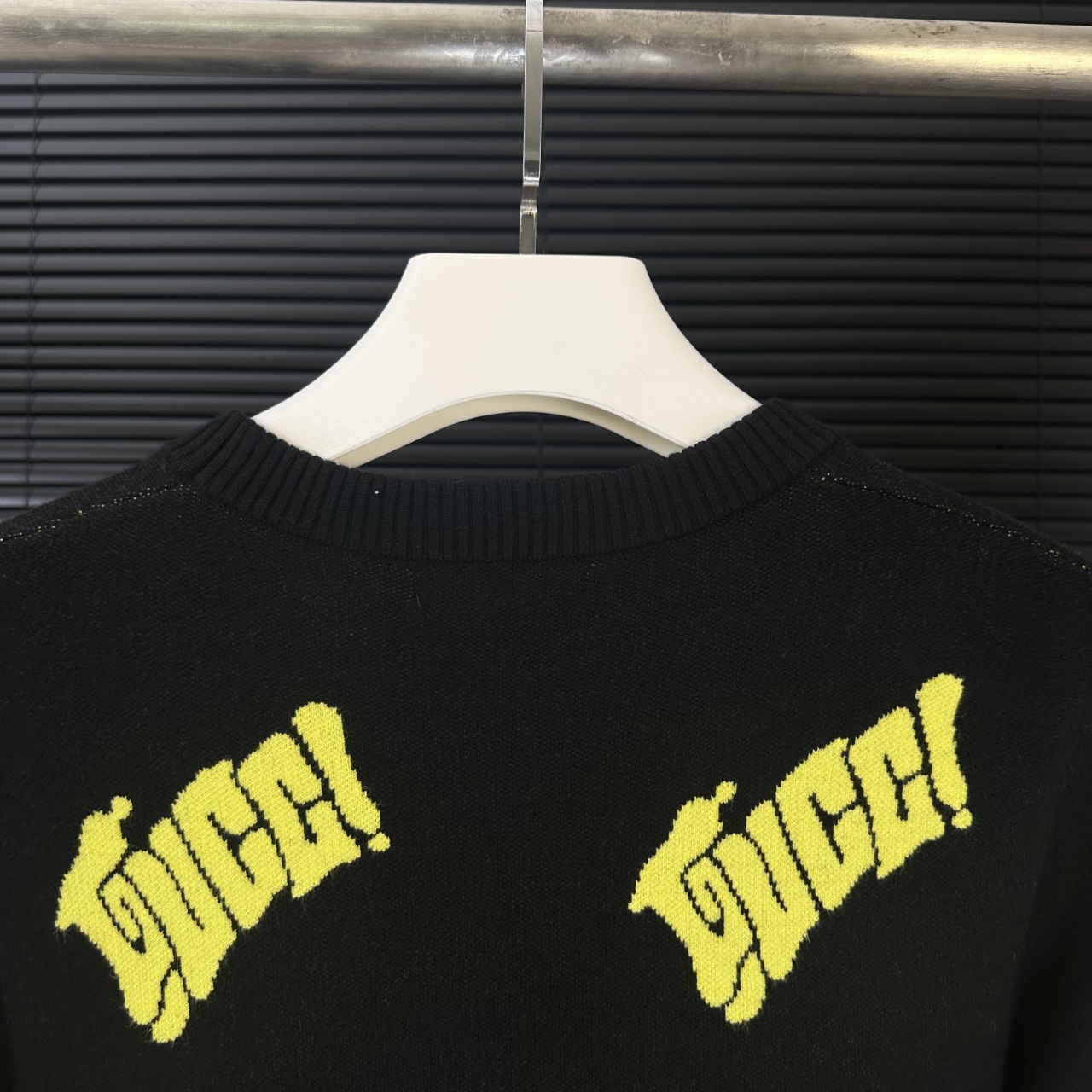 Gucci高仿針織毛衣黑色亮黃LOGO字樣全身設計潮流風格| 12 Gucci高仿針織毛衣黑色亮黃LOGO字樣全身設計潮流風格