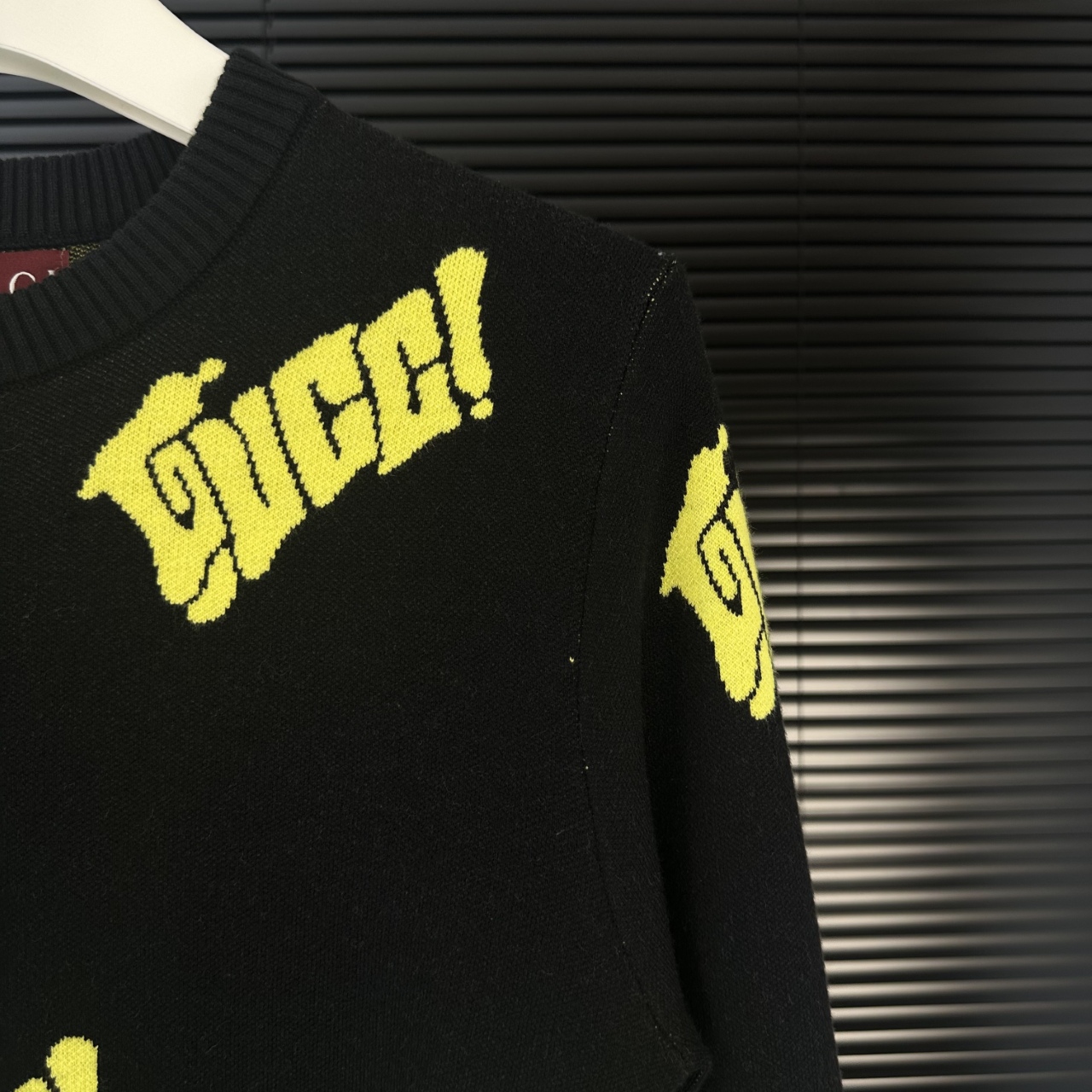Gucci高仿針織毛衣黑色亮黃LOGO字樣全身設計潮流風格| 10 Gucci高仿針織毛衣黑色亮黃LOGO字樣全身設計潮流風格