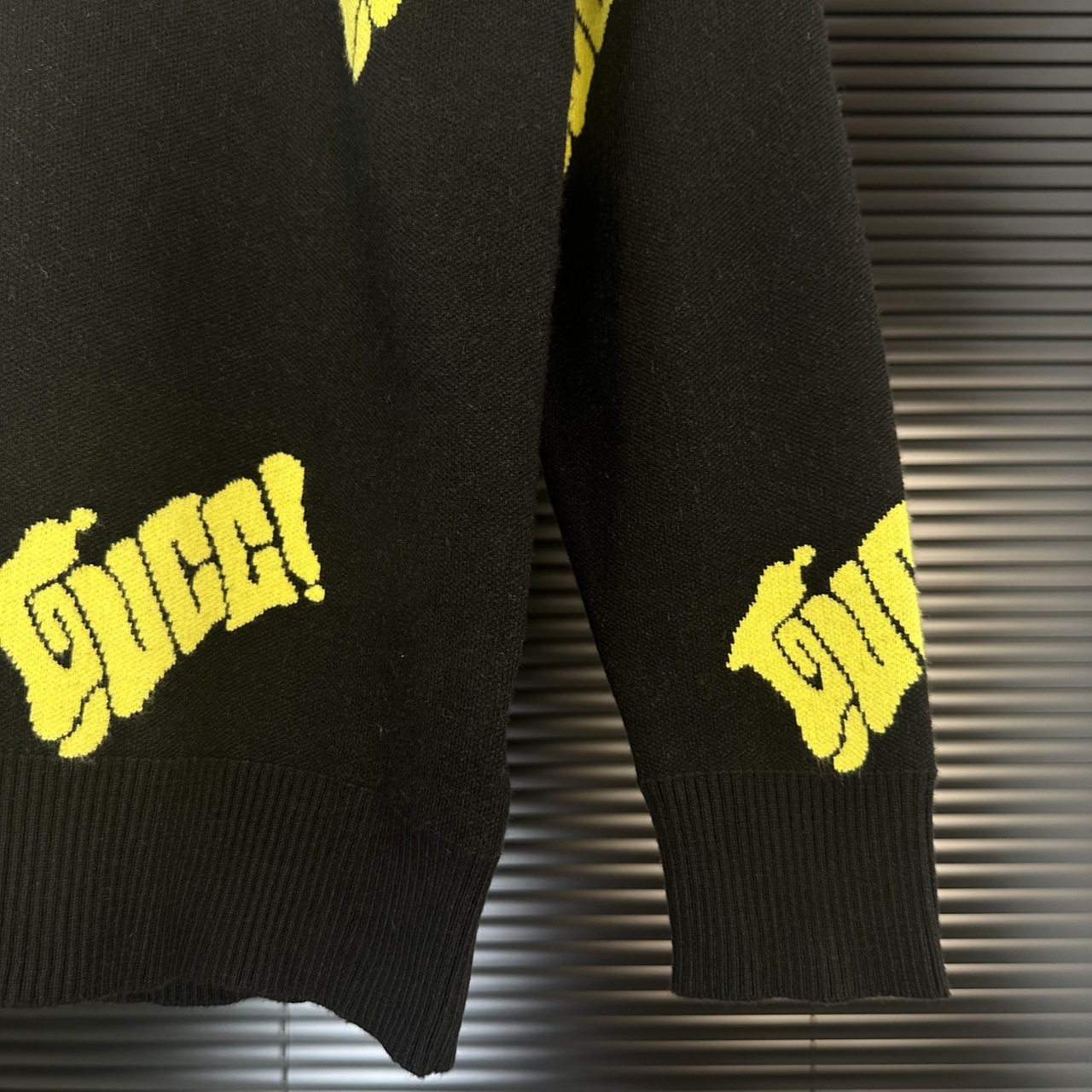Gucci高仿針織毛衣黑色亮黃LOGO字樣全身設計潮流風格| 8 Gucci高仿針織毛衣黑色亮黃LOGO字樣全身設計潮流風格