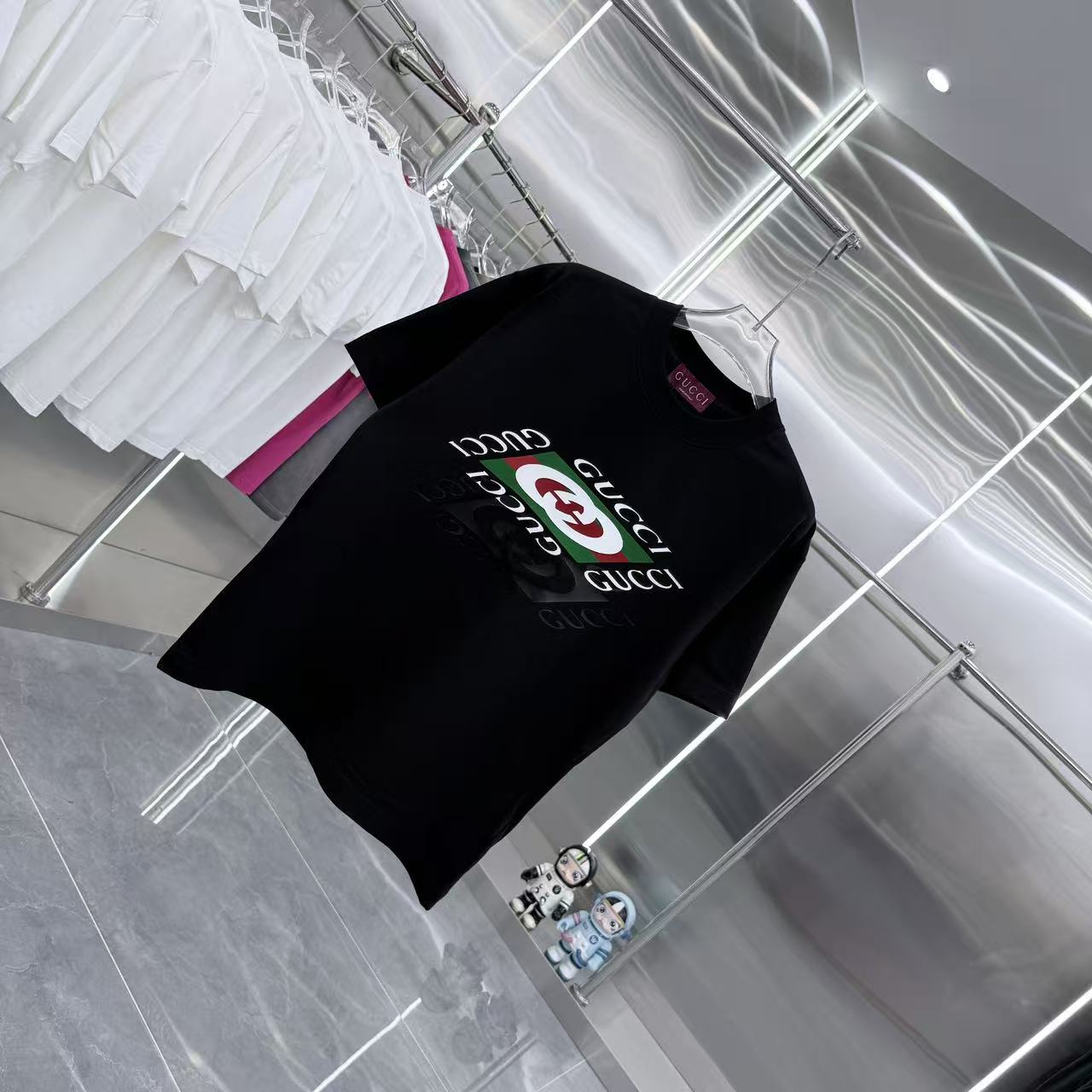 Gucci高仿短袖T恤黑色中版印花紅綠配色復古風潮流單品| 12 Gucci高仿短袖T恤黑色中版印花紅綠配色復古風潮流單品