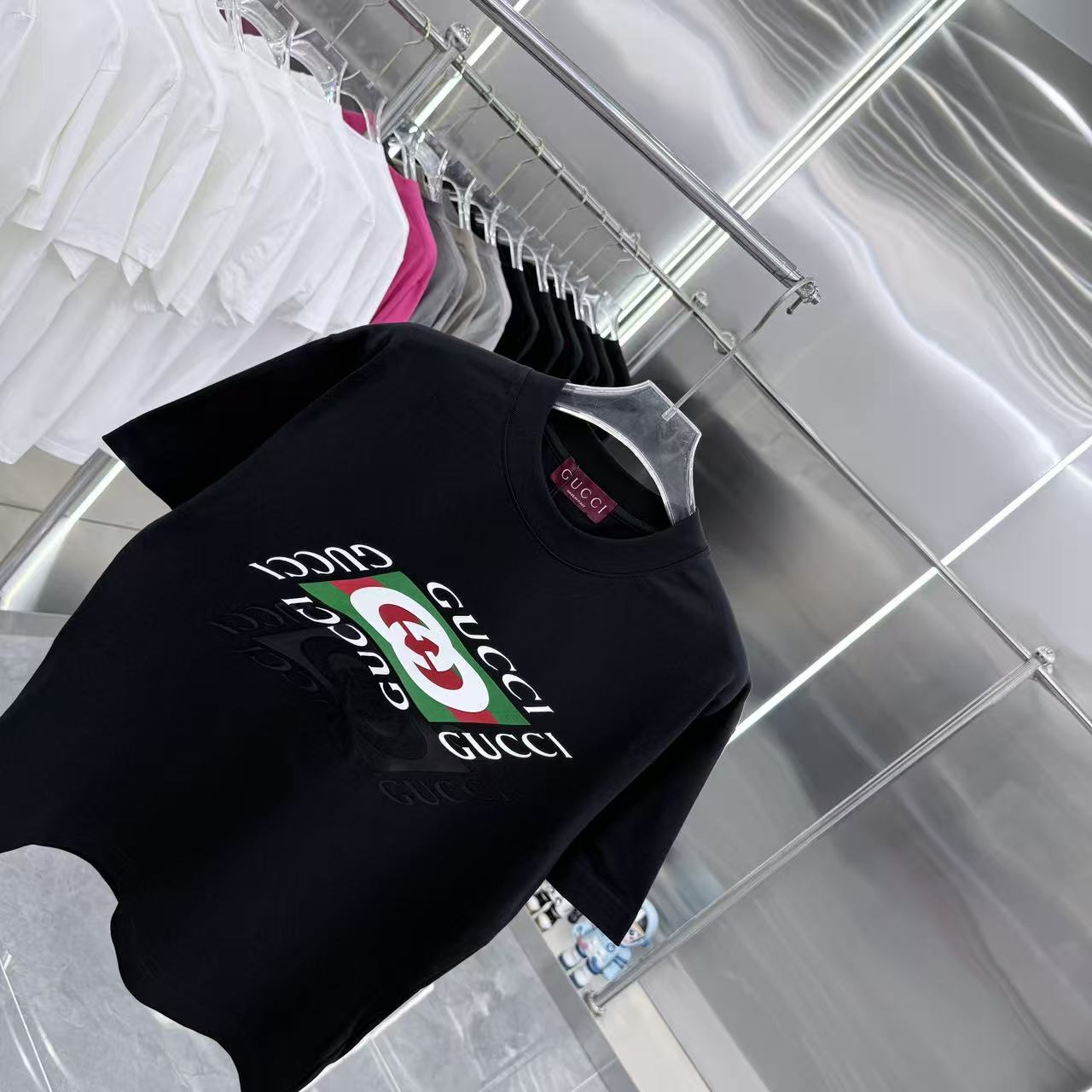 Gucci高仿短袖T恤黑色中版印花紅綠配色復古風潮流單品| 13 Gucci高仿短袖T恤黑色中版印花紅綠配色復古風潮流單品