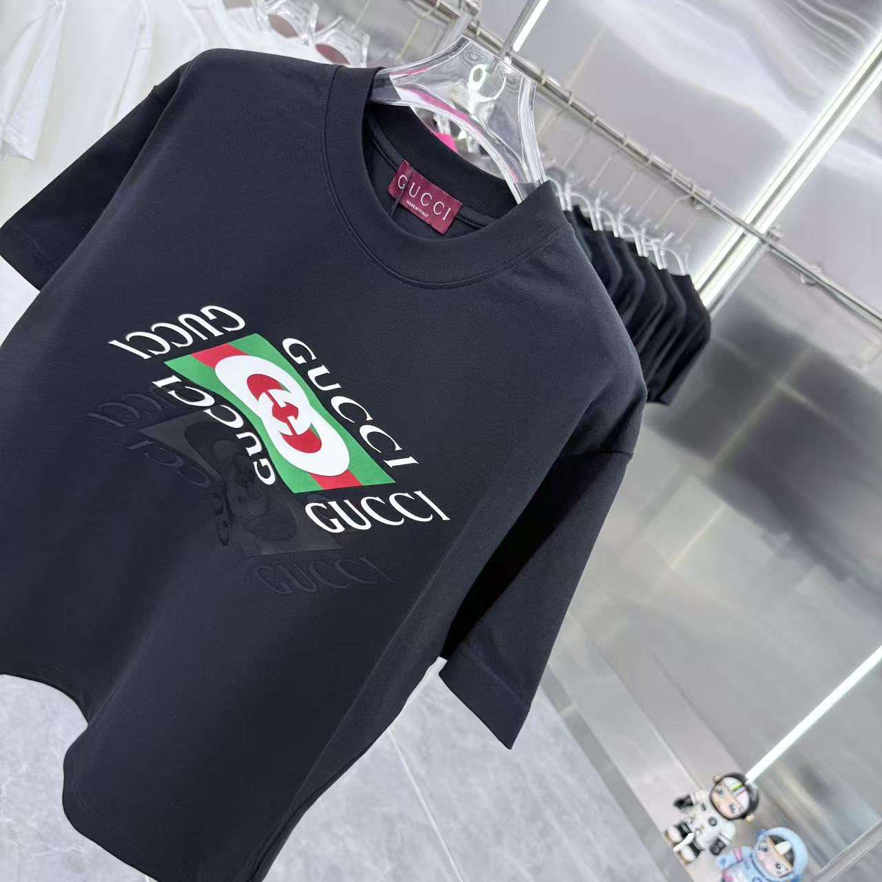 Gucci高仿短袖T恤黑色中版印花紅綠配色復古風潮流單品| 11 Gucci高仿短袖T恤黑色中版印花紅綠配色復古風潮流單品