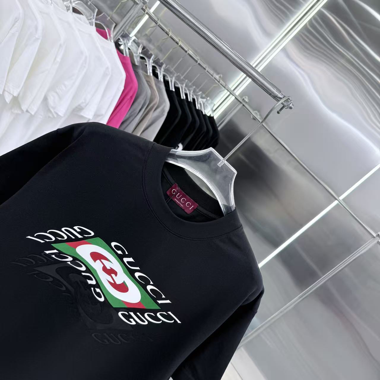 Gucci高仿短袖T恤黑色中版印花紅綠配色復古風潮流單品| 8 Gucci高仿短袖T恤黑色中版印花紅綠配色復古風潮流單品