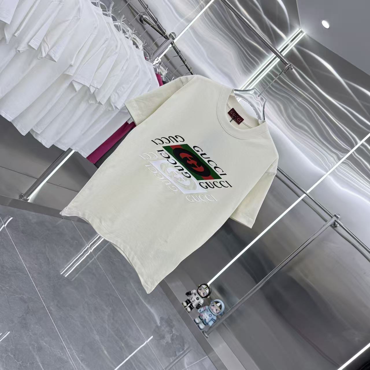 Gucci高仿短袖白色紅綠印花LOGO設計復古經典男女皆宜| 13 Gucci高仿短袖白色紅綠印花LOGO設計復古經典男女皆宜