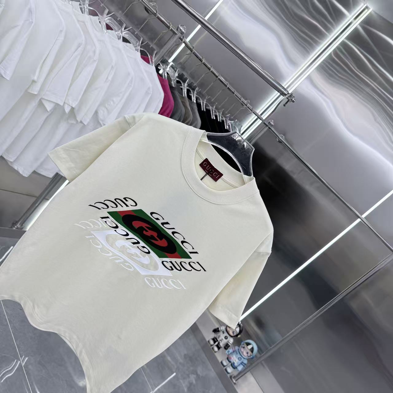 Gucci高仿短袖白色紅綠印花LOGO設計復古經典男女皆宜| 12 Gucci高仿短袖白色紅綠印花LOGO設計復古經典男女皆宜