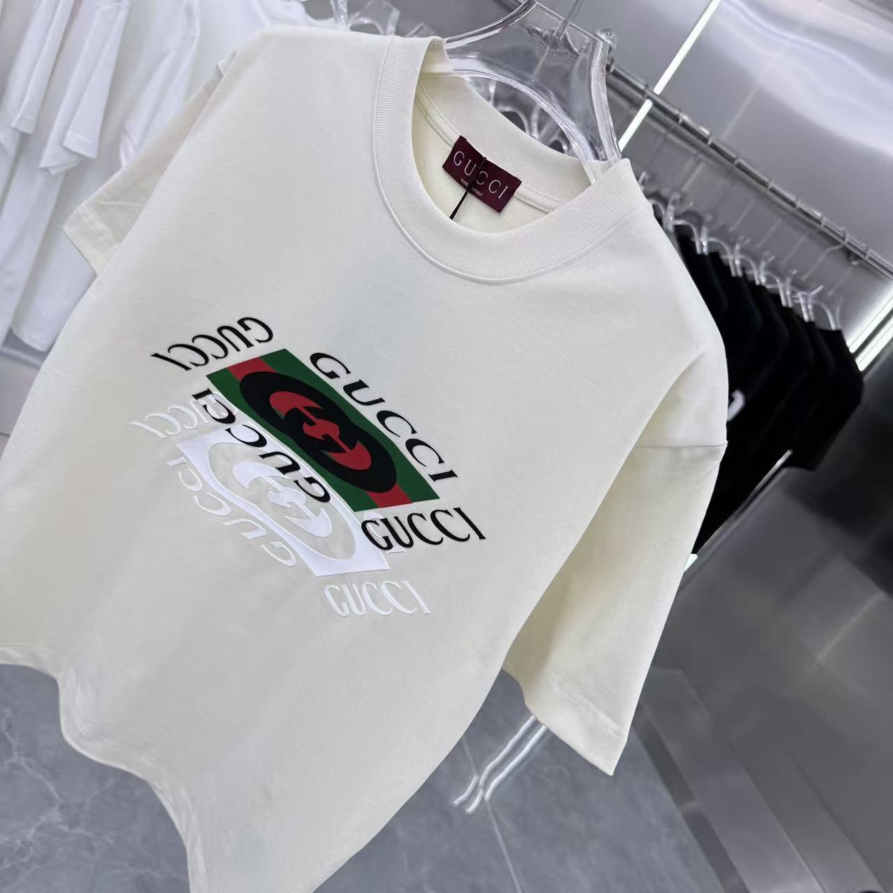 Gucci高仿短袖白色紅綠印花LOGO設計復古經典男女皆宜| 11 Gucci高仿短袖白色紅綠印花LOGO設計復古經典男女皆宜