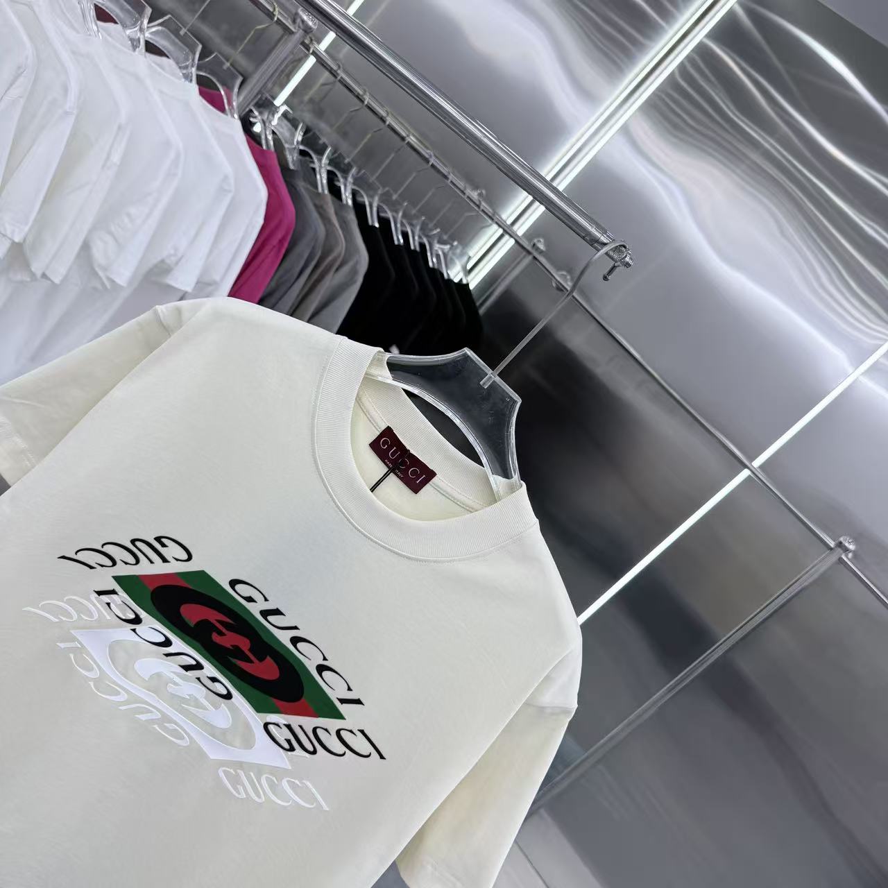 Gucci高仿短袖白色紅綠印花LOGO設計復古經典男女皆宜| 8 Gucci高仿短袖白色紅綠印花LOGO設計復古經典男女皆宜