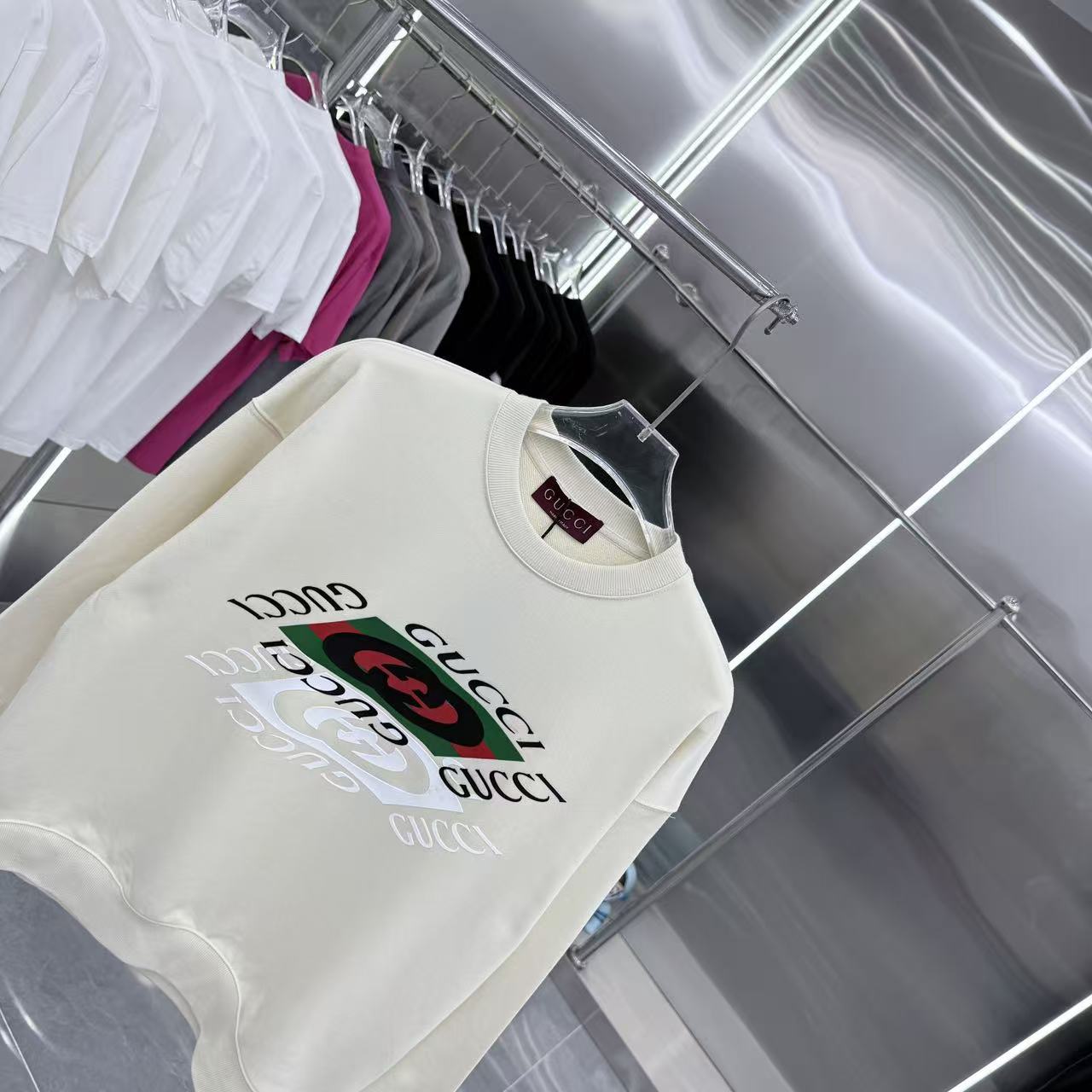 Gucci一比一長袖白色紅綠LOGO立體印花2026秋冬新款| 12 Gucci一比一長袖白色紅綠LOGO立體印花2026秋冬新款