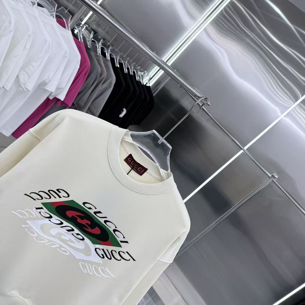 Gucci一比一長袖白色紅綠LOGO立體印花2026秋冬新款| 8 Gucci一比一長袖白色紅綠LOGO立體印花2026秋冬新款
