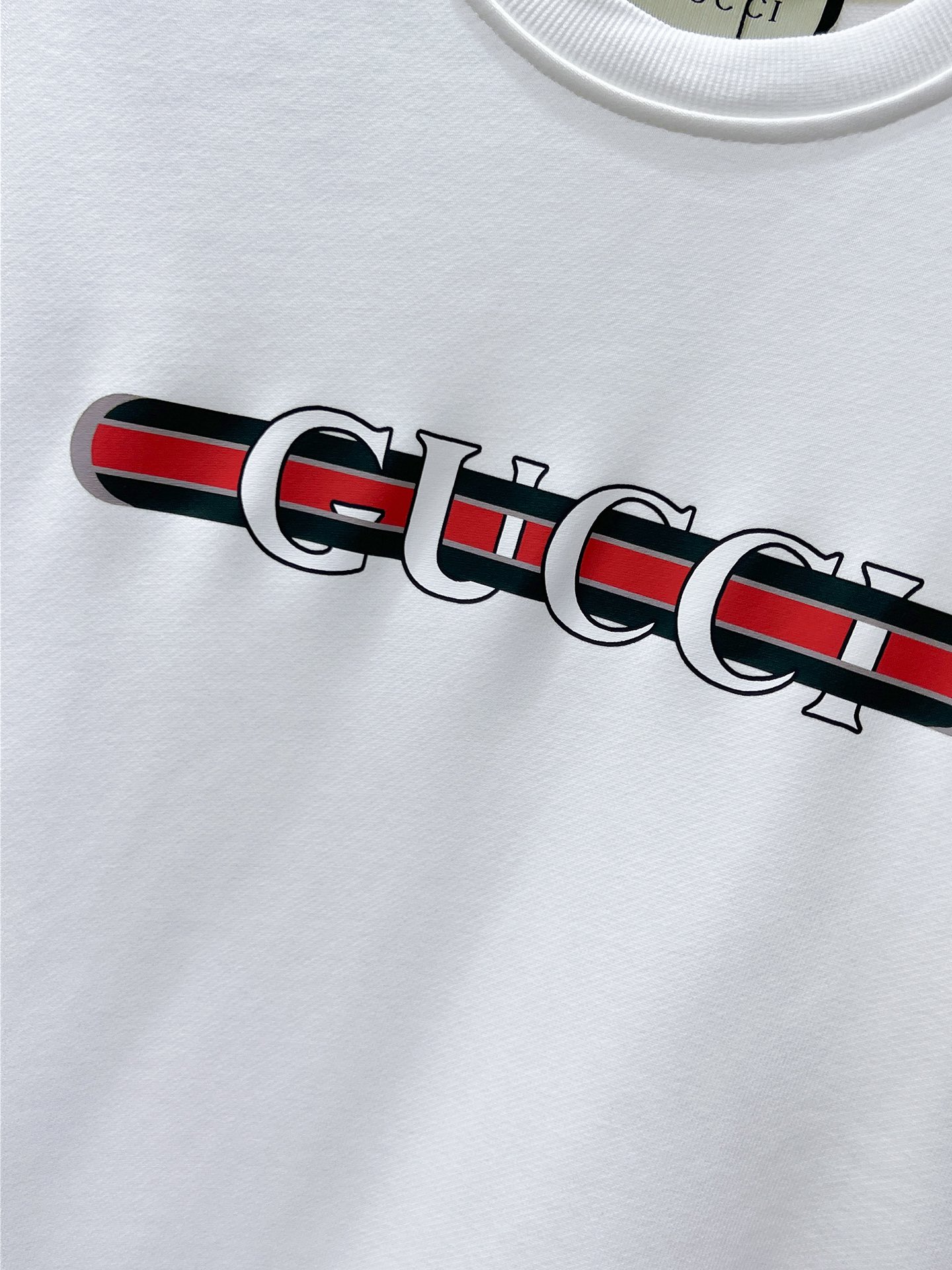 Gucci高仿深藍色短袖男T 綠藍盾牌與品牌印花設計款| 10 Gucci高仿深藍色短袖男T 綠藍盾牌與品牌印花設計款