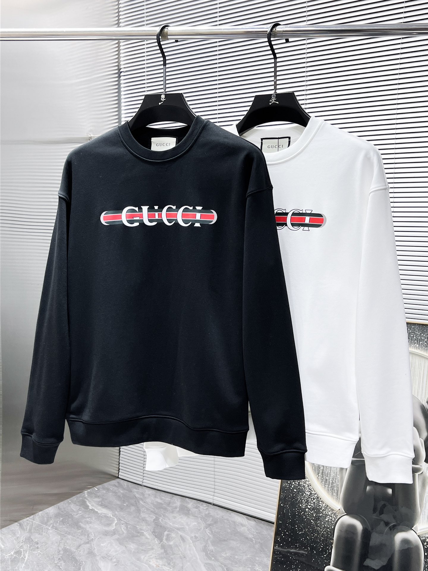 Gucci高仿深藍色短袖男T 綠藍盾牌與品牌印花設計款| 7 Gucci高仿深藍色短袖男T 綠藍盾牌與品牌印花設計款