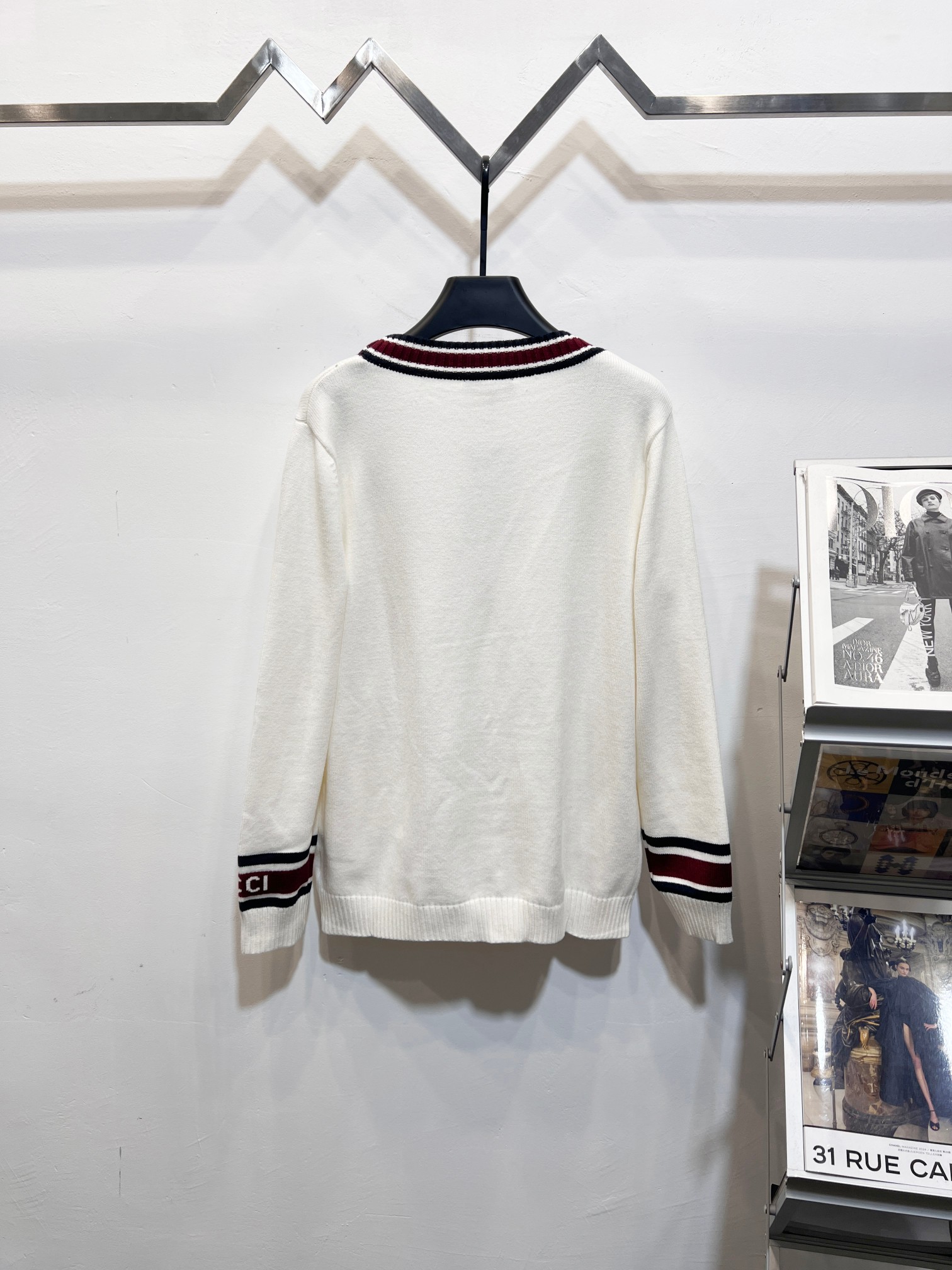 Gucci 高仿女款針織外套 奶油白紅條紋V領設計| 14 Gucci 高仿女款針織外套 奶油白紅條紋V領設計