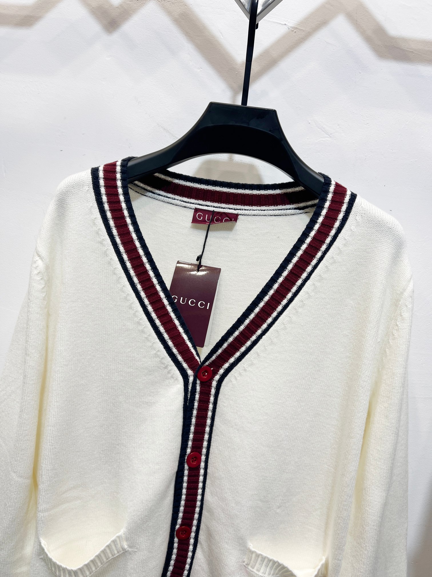 Gucci 高仿女款針織外套 奶油白紅條紋V領設計| 13 Gucci 高仿女款針織外套 奶油白紅條紋V領設計