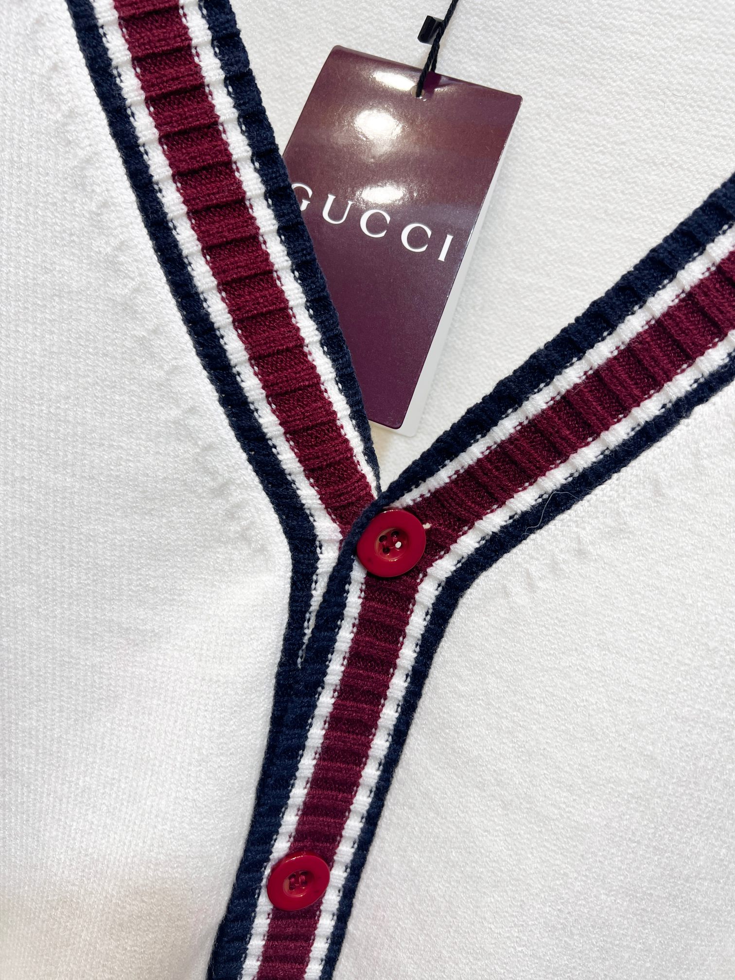 Gucci 高仿女款針織外套 奶油白紅條紋V領設計| 12 Gucci 高仿女款針織外套 奶油白紅條紋V領設計