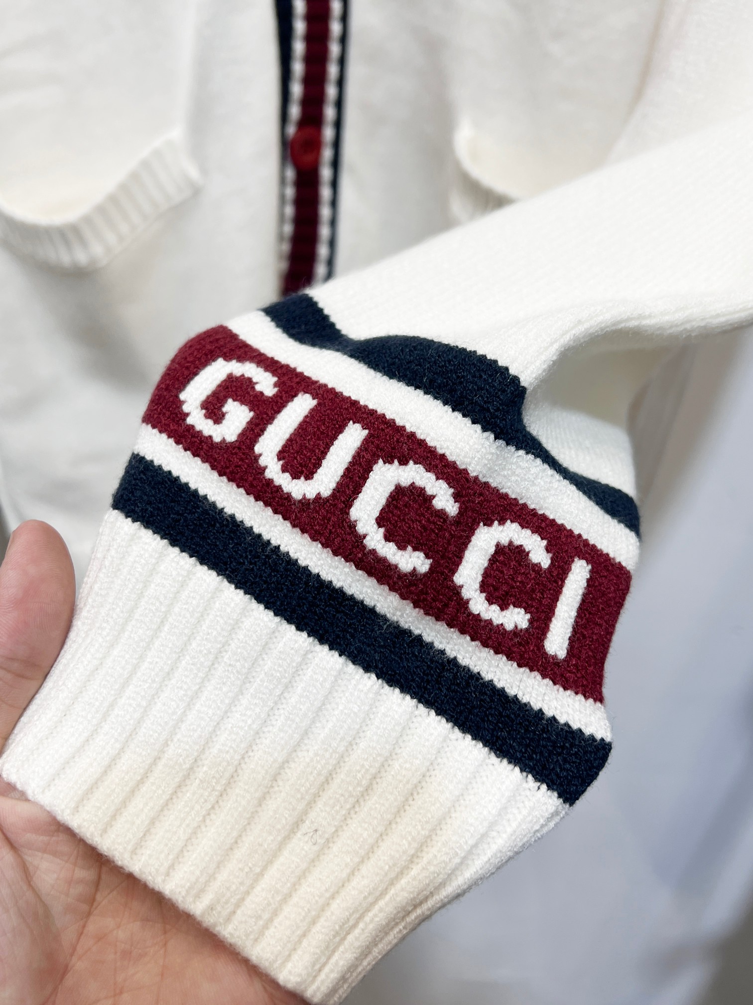 Gucci 高仿女款針織外套 奶油白紅條紋V領設計| 9 Gucci 高仿女款針織外套 奶油白紅條紋V領設計