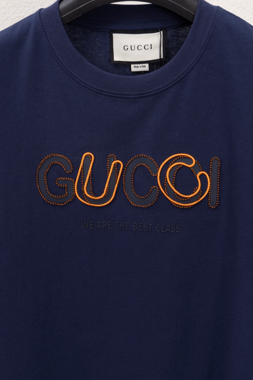 Gucci一比一男裝短袖T恤 深藍配橘刺繡 百搭潮流實穿款| 9 Gucci一比一男裝短袖T恤 深藍配橘刺繡 百搭潮流實穿款