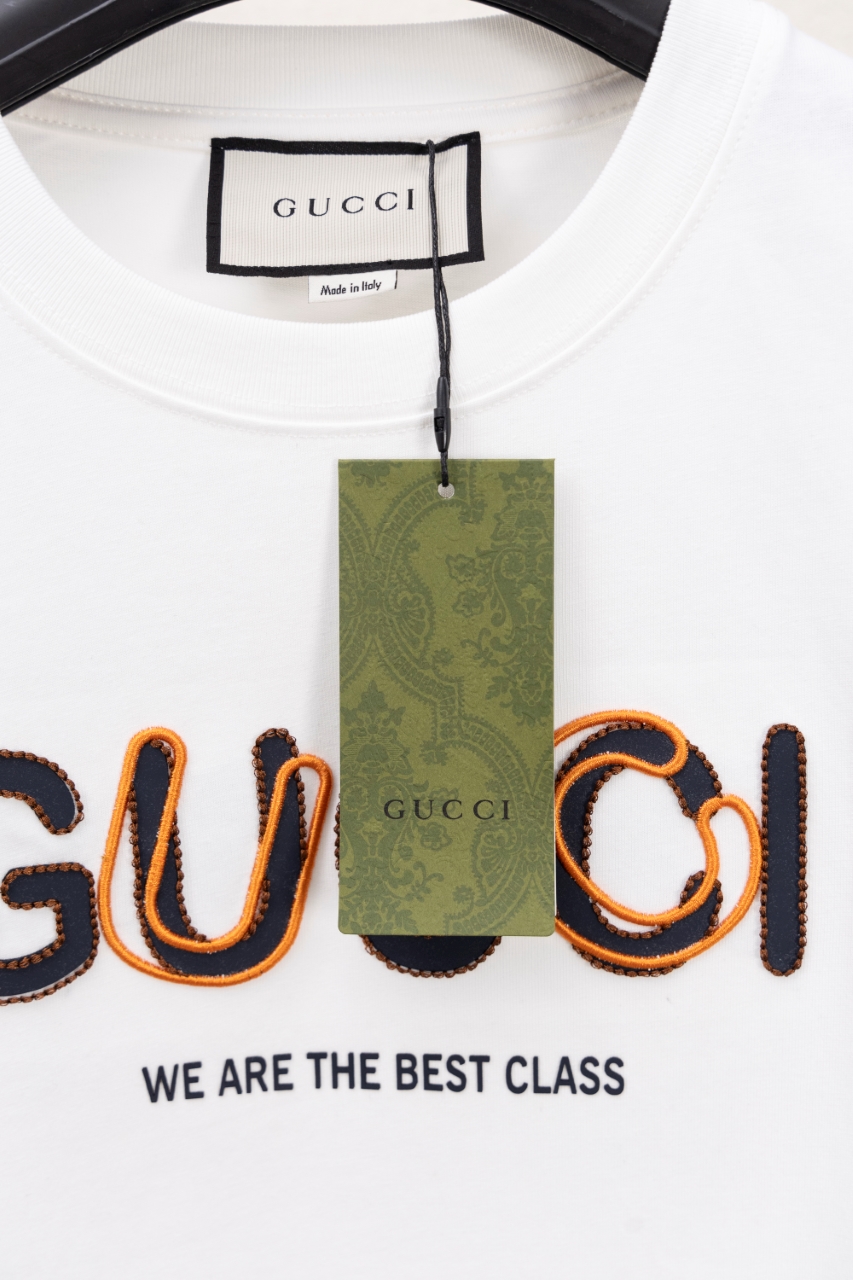 Gucci高仿短袖男T 白色刺繡LOGO款 夏季清爽實搭衣著| 12 Gucci高仿短袖男T 白色刺繡LOGO款 夏季清爽實搭衣著