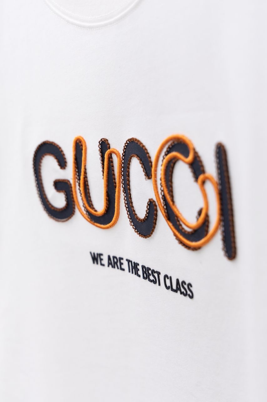 Gucci高仿短袖男T 白色刺繡LOGO款 夏季清爽實搭衣著| 9 Gucci高仿短袖男T 白色刺繡LOGO款 夏季清爽實搭衣著
