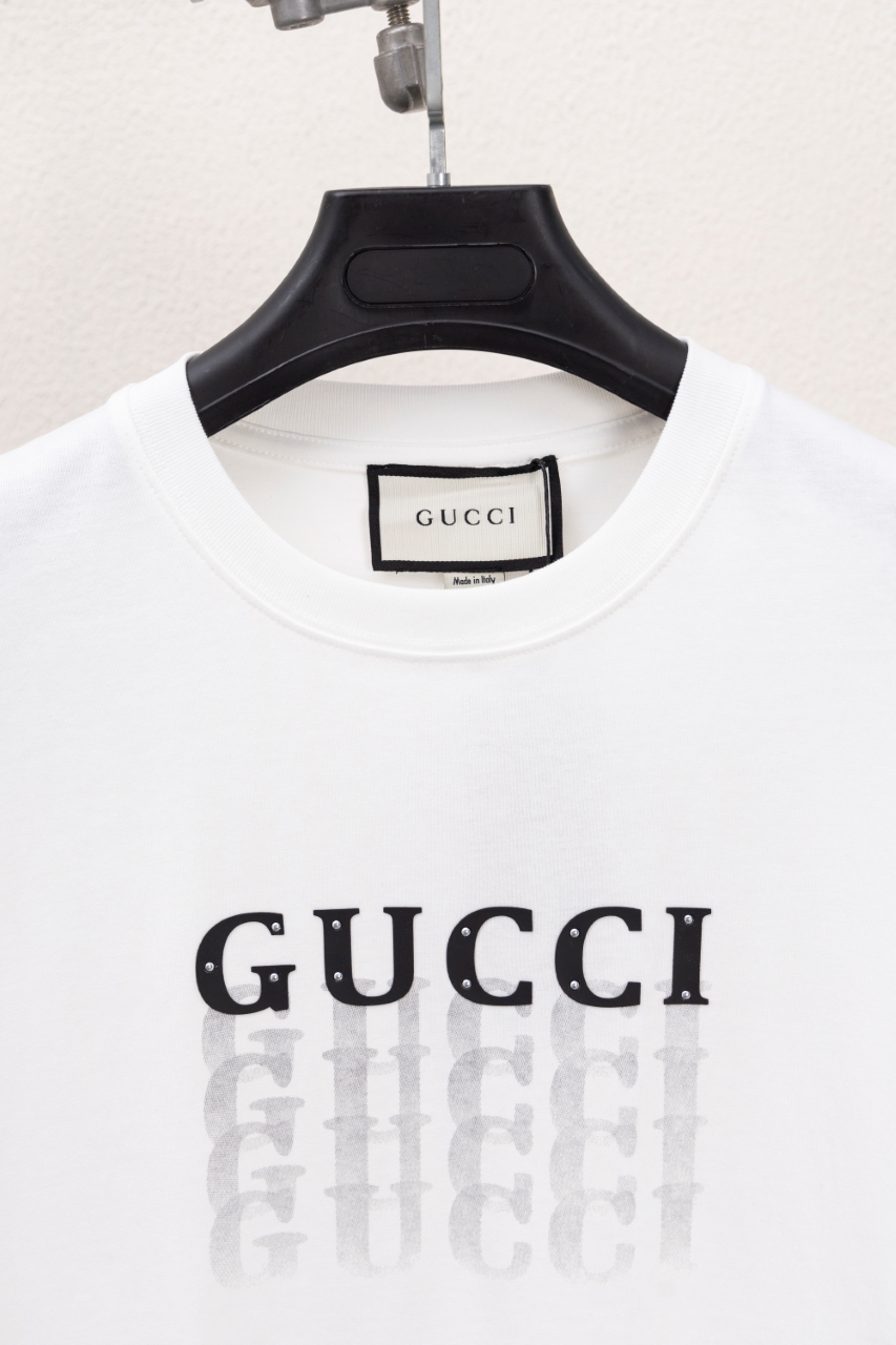 Gucci高仿白色男款T恤 品牌漸層字樣夏日清新單品| 13 Gucci高仿白色男款T恤 品牌漸層字樣夏日清新單品