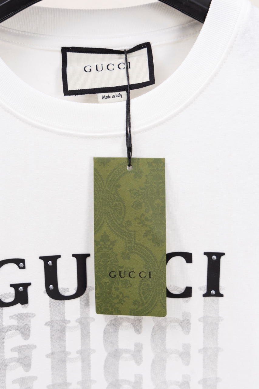 Gucci高仿白色男款T恤 品牌漸層字樣夏日清新單品| 12 Gucci高仿白色男款T恤 品牌漸層字樣夏日清新單品