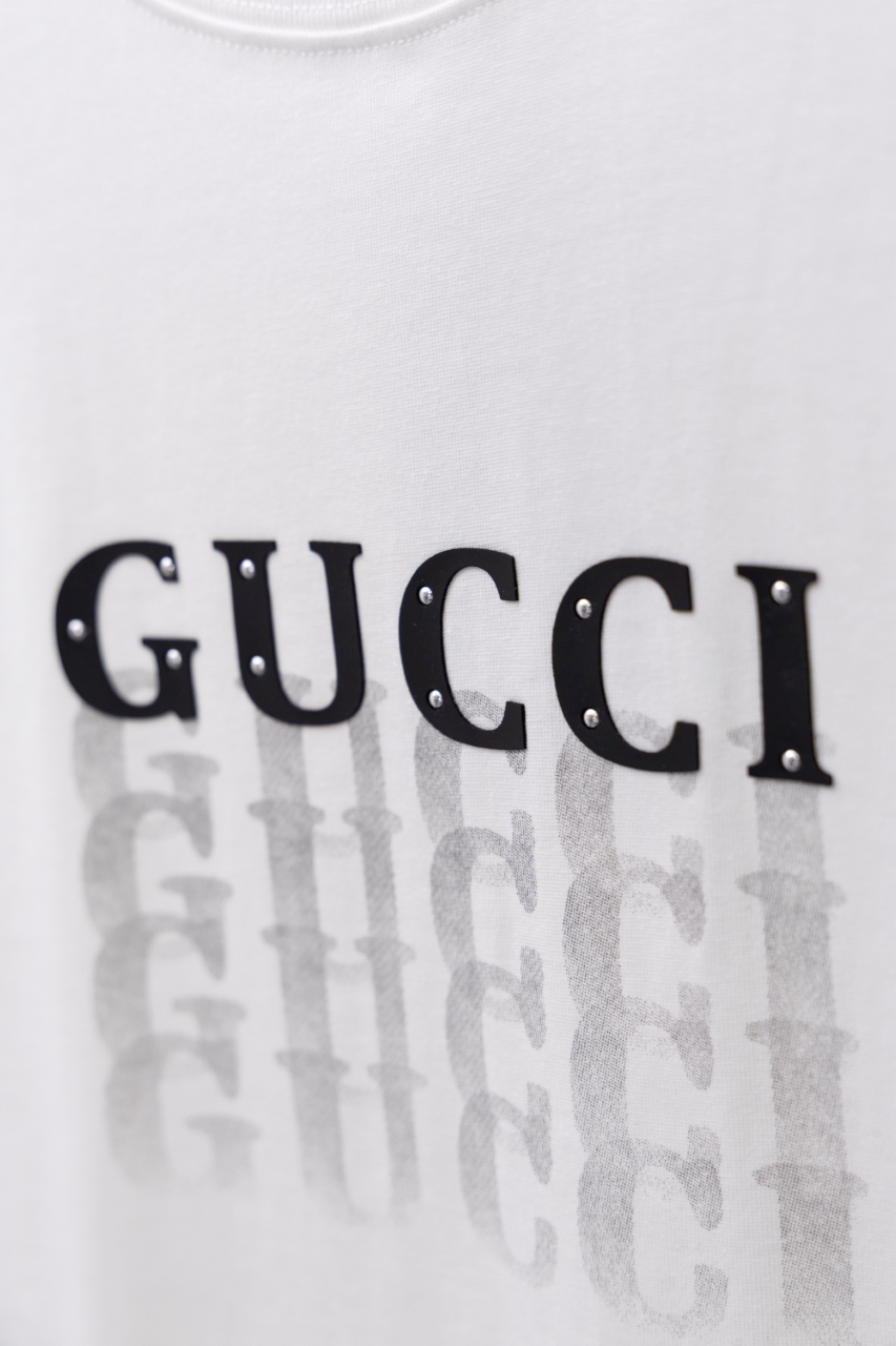 Gucci高仿白色男款T恤 品牌漸層字樣夏日清新單品| 8 Gucci高仿白色男款T恤 品牌漸層字樣夏日清新單品