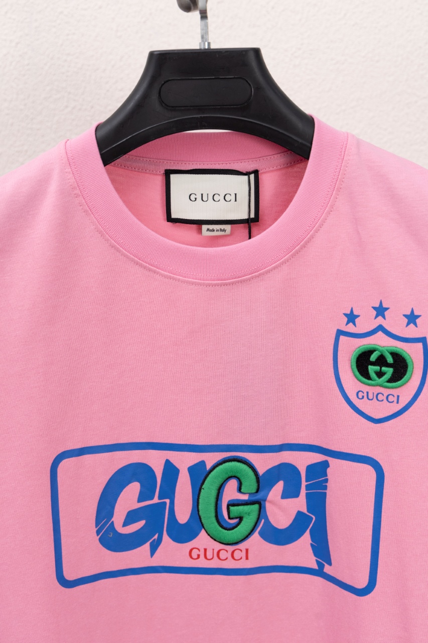 Gucci A貨男裝粉色短袖T 盾牌標誌與活潑彩印設計| 13 Gucci A貨男裝粉色短袖T 盾牌標誌與活潑彩印設計