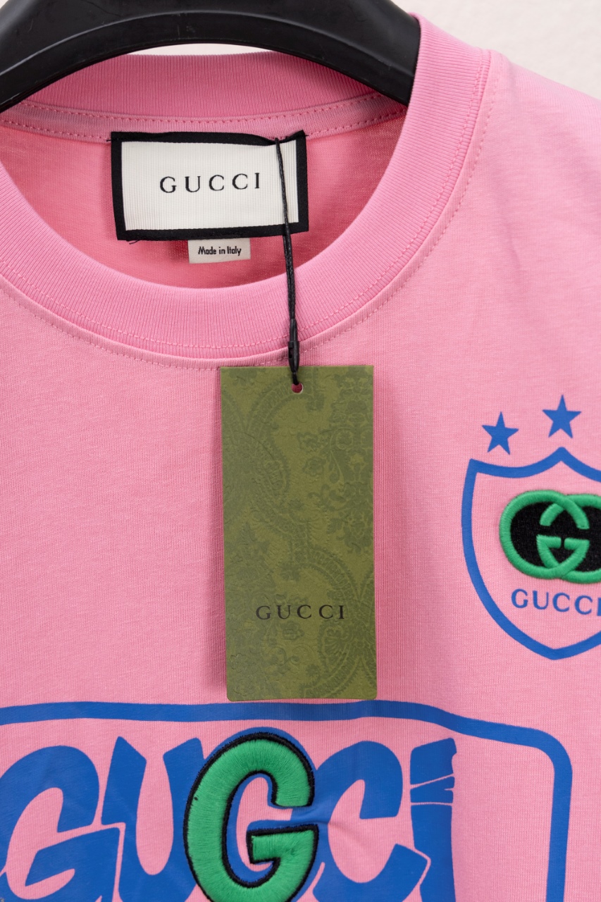 Gucci A貨男裝粉色短袖T 盾牌標誌與活潑彩印設計| 12 Gucci A貨男裝粉色短袖T 盾牌標誌與活潑彩印設計