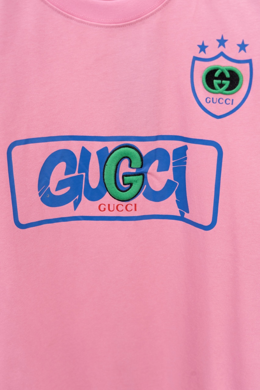 Gucci A貨男裝粉色短袖T 盾牌標誌與活潑彩印設計| 9 Gucci A貨男裝粉色短袖T 盾牌標誌與活潑彩印設計