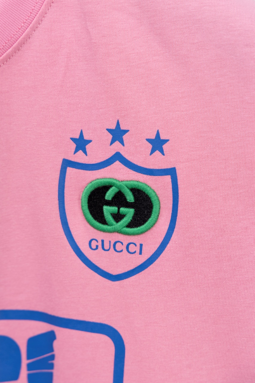 Gucci A貨男裝粉色短袖T 盾牌標誌與活潑彩印設計| 8 Gucci A貨男裝粉色短袖T 盾牌標誌與活潑彩印設計