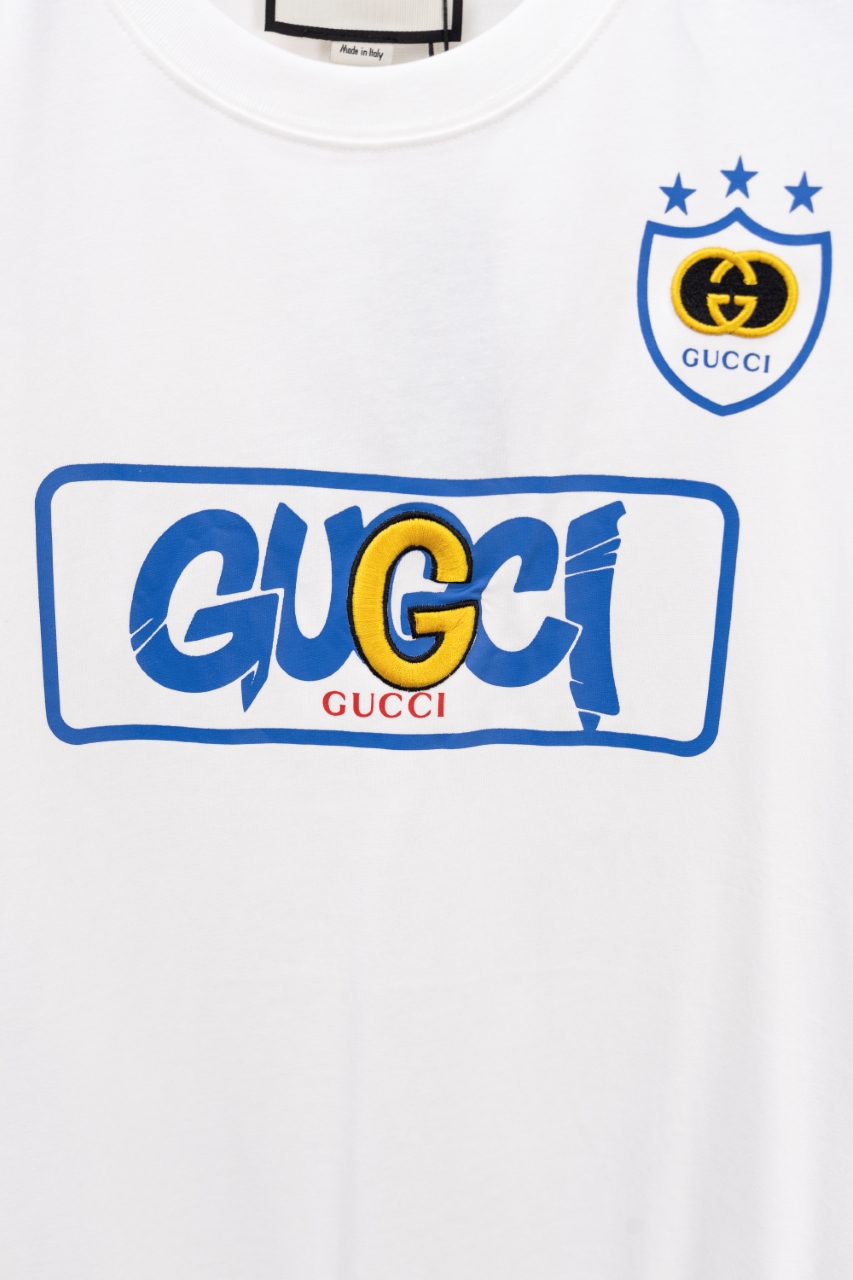 Gucci高仿男T盾牌徽章白底印花設計活力時尚款| 9 Gucci高仿男T盾牌徽章白底印花設計活力時尚款