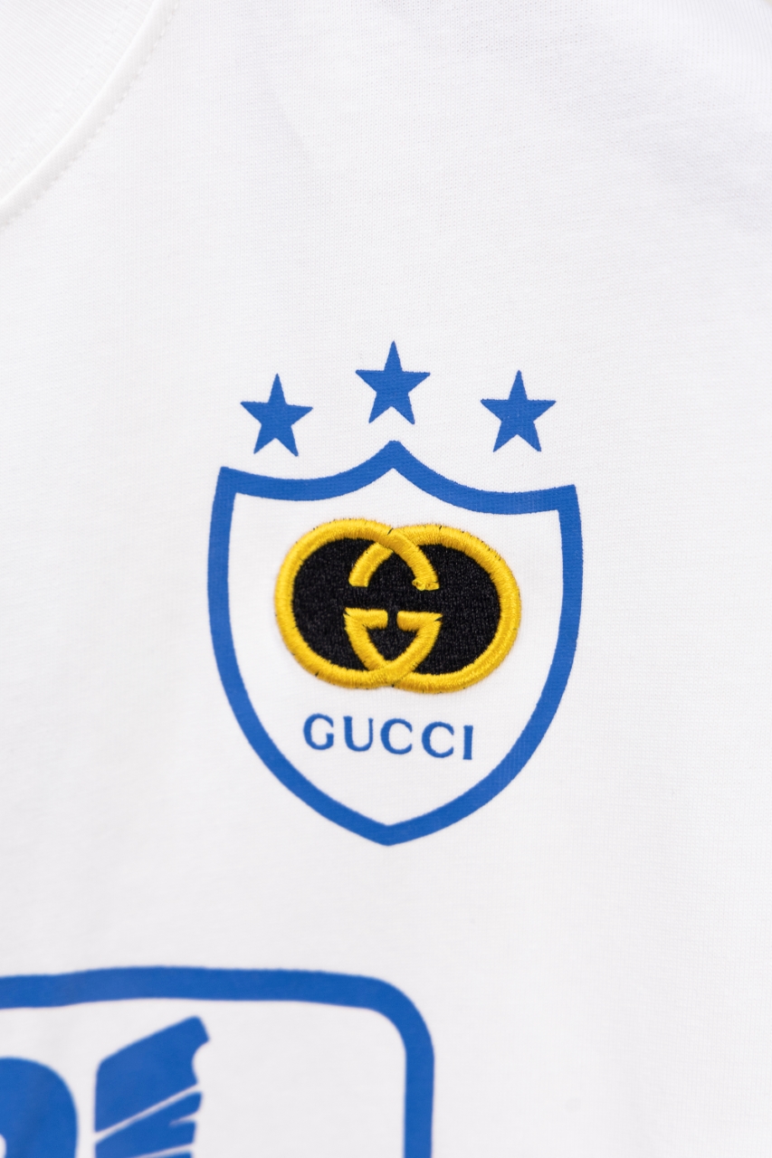 Gucci高仿男T盾牌徽章白底印花設計活力時尚款| 8 Gucci高仿男T盾牌徽章白底印花設計活力時尚款