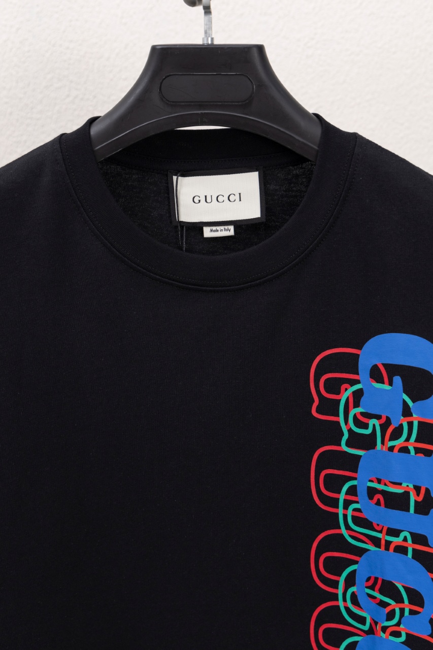 Gucci一比一黑色男T直式彩色Logo排字款 潮流街頭風| 13 Gucci一比一黑色男T直式彩色Logo排字款 潮流街頭風