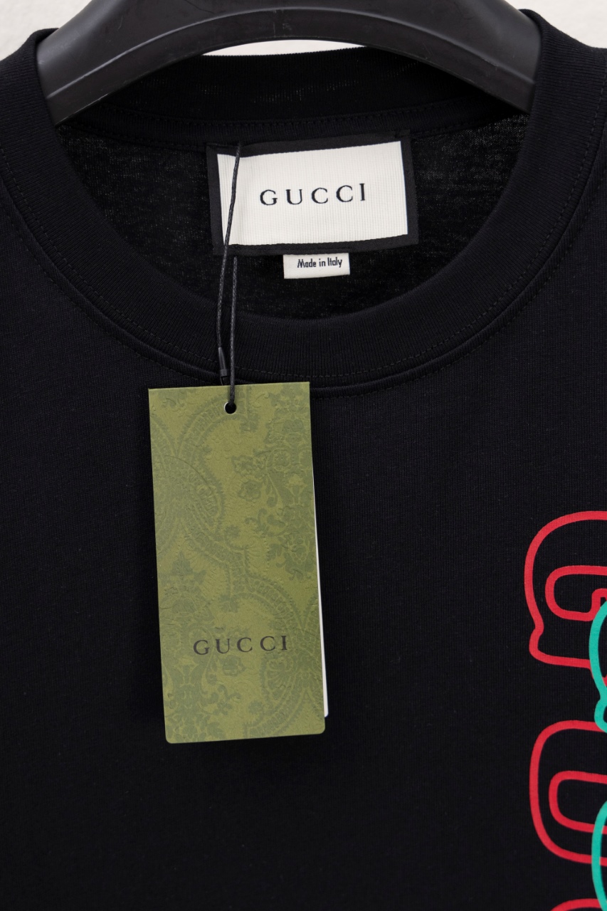 Gucci一比一黑色男T直式彩色Logo排字款 潮流街頭風| 12 Gucci一比一黑色男T直式彩色Logo排字款 潮流街頭風
