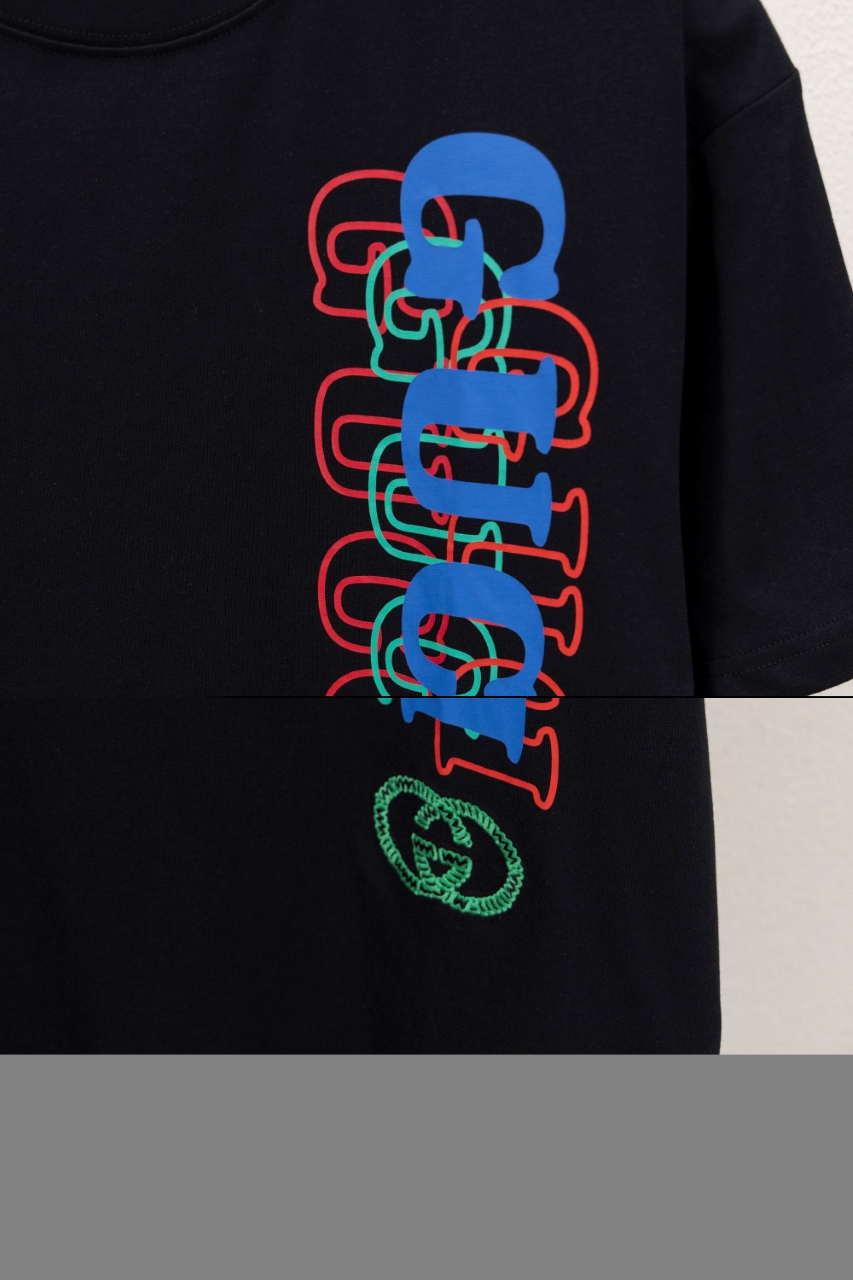 Gucci一比一黑色男T直式彩色Logo排字款 潮流街頭風| 9 Gucci一比一黑色男T直式彩色Logo排字款 潮流街頭風