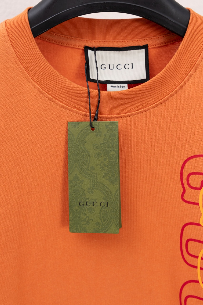 Gucci高仿橘色T恤 直條彩字設計點綴圓形GG標LOGO| 12 Gucci高仿橘色T恤 直條彩字設計點綴圓形GG標LOGO