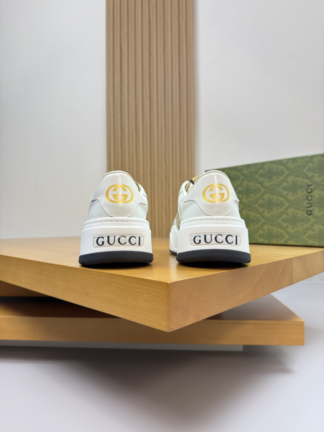 Gucci高仿男款復古運動鞋 米棕拼接LOGO圖紋設計| 8 Gucci高仿男款復古運動鞋 米棕拼接LOGO圖紋設計