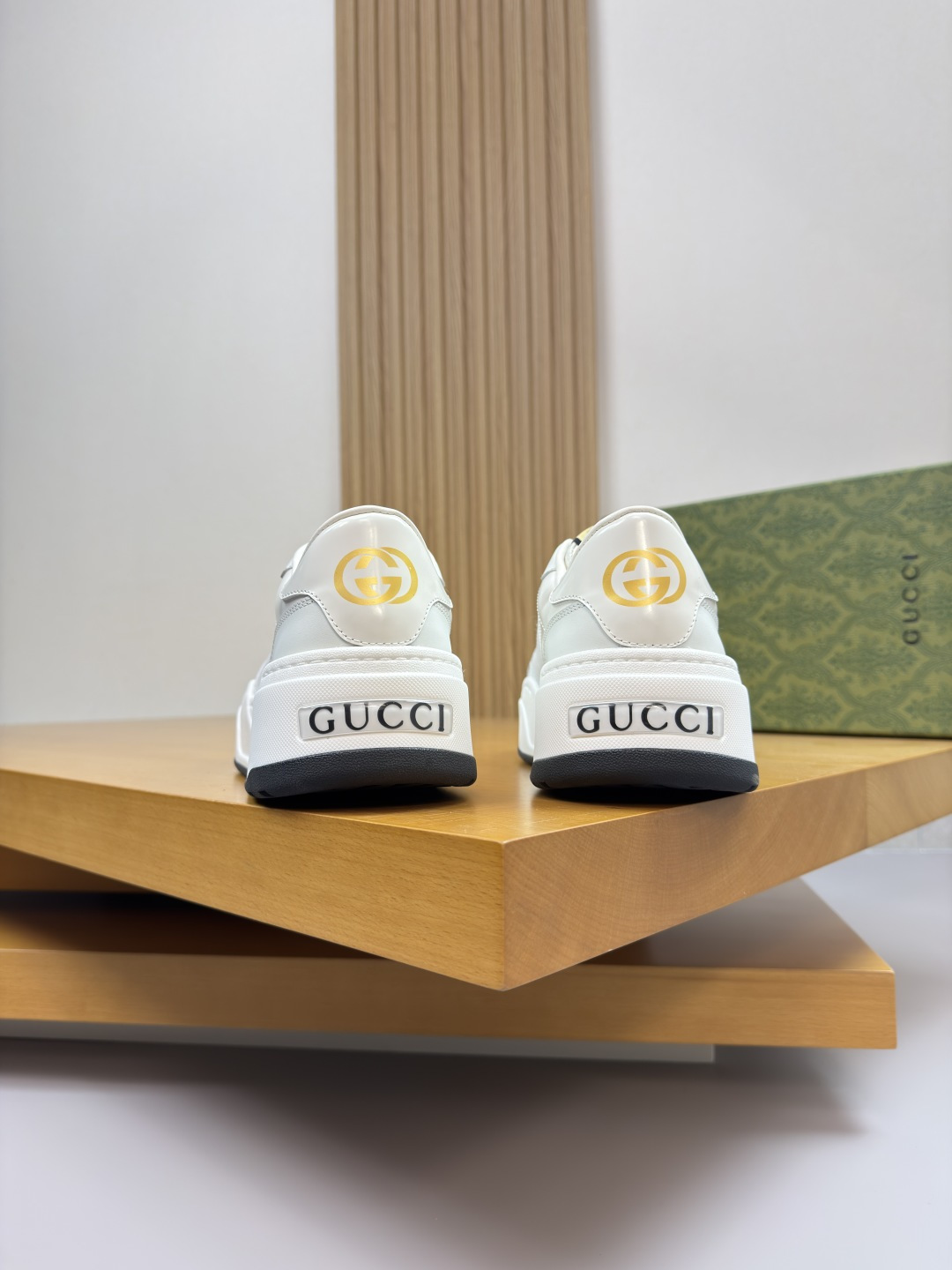 Gucci高仿男款小白鞋 純白浮雕GG帆布運動鞋| 8 Gucci高仿男款小白鞋 純白浮雕GG帆布運動鞋