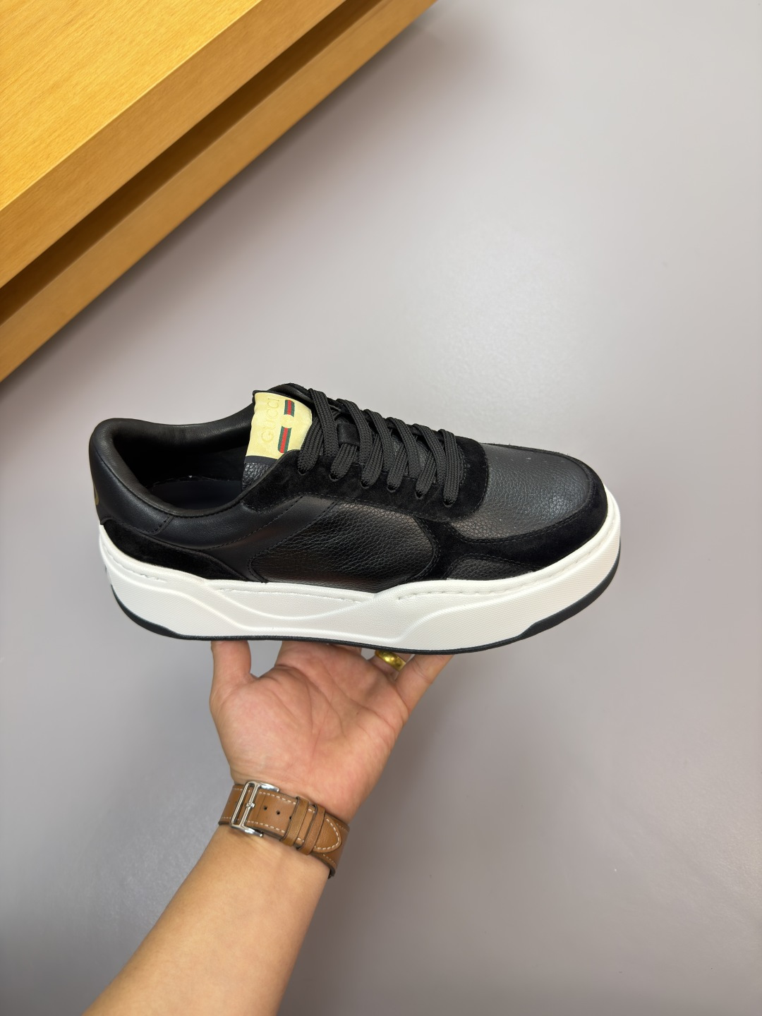 Gucci高仿男款全黑拼接休閒鞋 經典厚底百搭耐看| 12 Gucci高仿男款全黑拼接休閒鞋 經典厚底百搭耐看