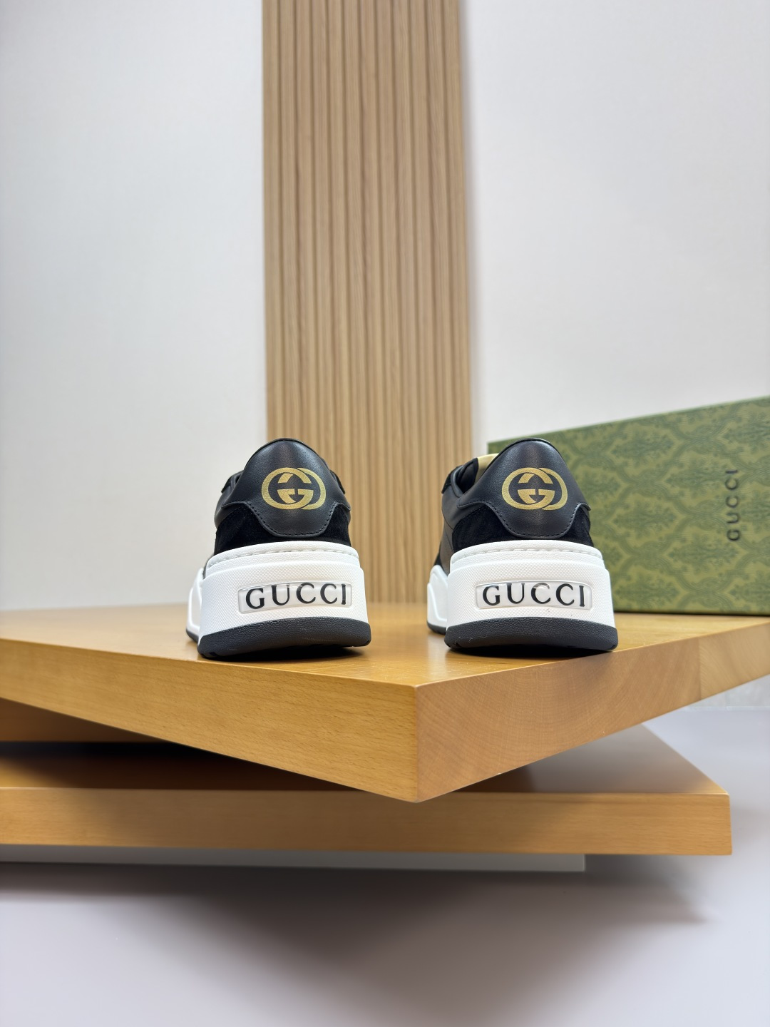Gucci高仿男款全黑拼接休閒鞋 經典厚底百搭耐看| 8 Gucci高仿男款全黑拼接休閒鞋 經典厚底百搭耐看
