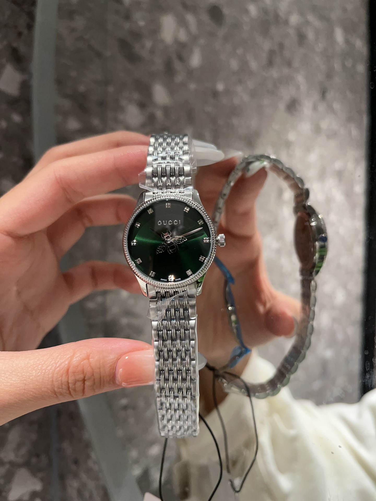 Gucci高仿女錶Timeless銀色細鍊蜜蜂LOGO優雅小錶面款| 11 Gucci高仿女錶Timeless銀色細鍊蜜蜂LOGO優雅小錶面款
