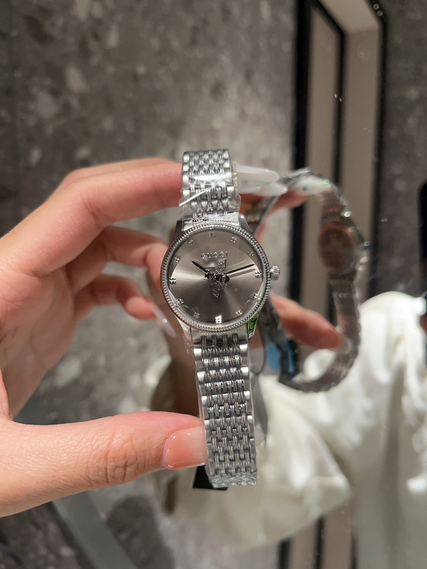 Gucci高仿女錶Timeless銀色細鍊蜜蜂LOGO優雅小錶面款| 8 Gucci高仿女錶Timeless銀色細鍊蜜蜂LOGO優雅小錶面款