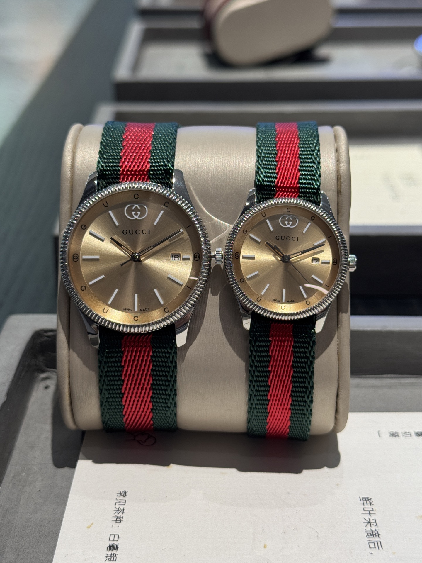 Gucci原單Timeless對錶 紅綠織帶黑面設計款 經典Logo標誌| 12 Gucci原單Timeless對錶 紅綠織帶黑面設計款 經典Logo標誌