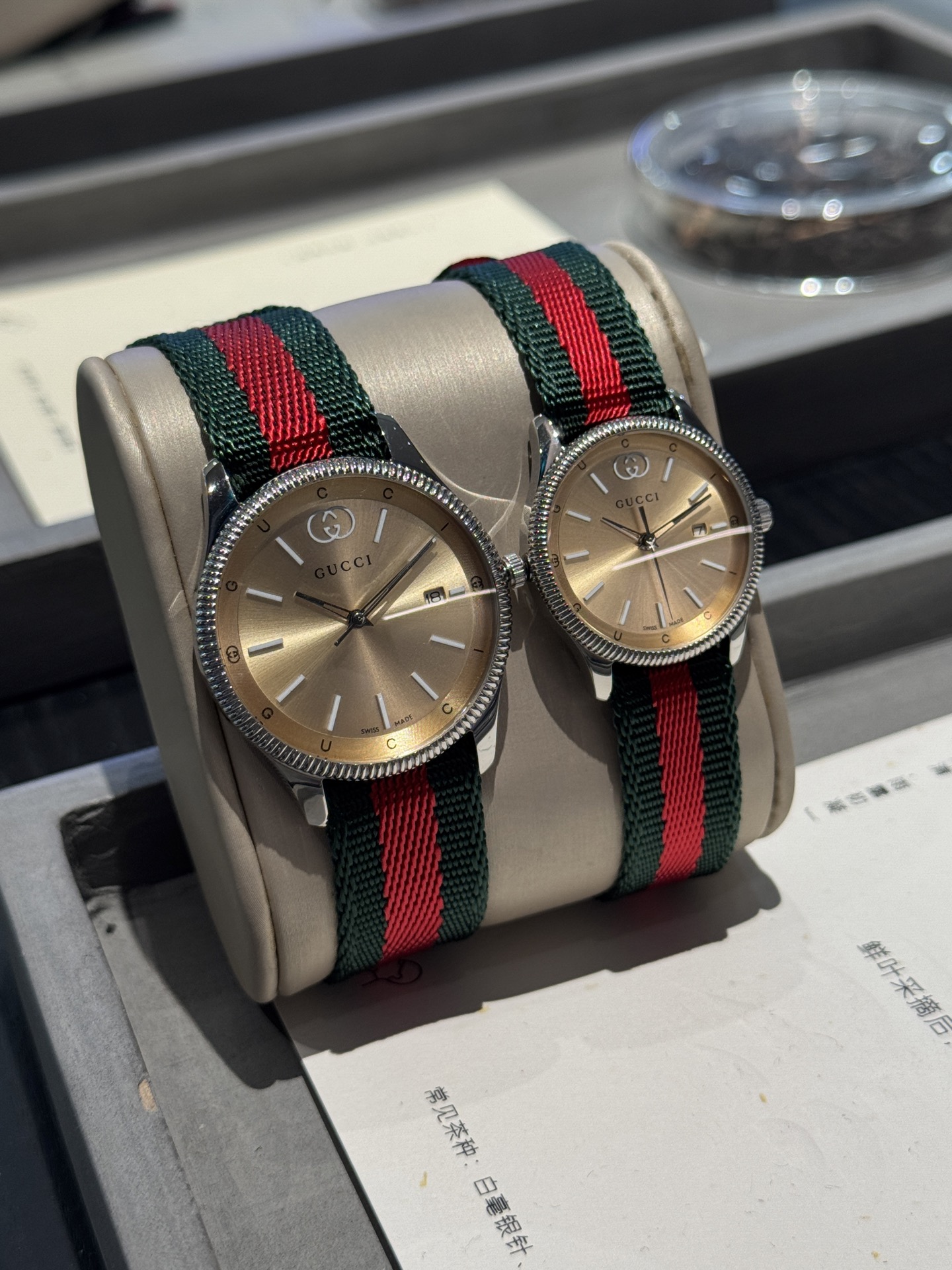 Gucci原單Timeless對錶 紅綠織帶黑面設計款 經典Logo標誌| 10 Gucci原單Timeless對錶 紅綠織帶黑面設計款 經典Logo標誌