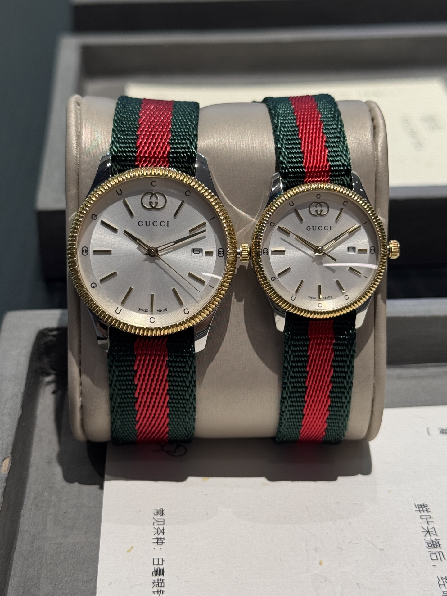 Gucci原單Timeless對錶 紅綠織帶黑面設計款 經典Logo標誌| 9 Gucci原單Timeless對錶 紅綠織帶黑面設計款 經典Logo標誌