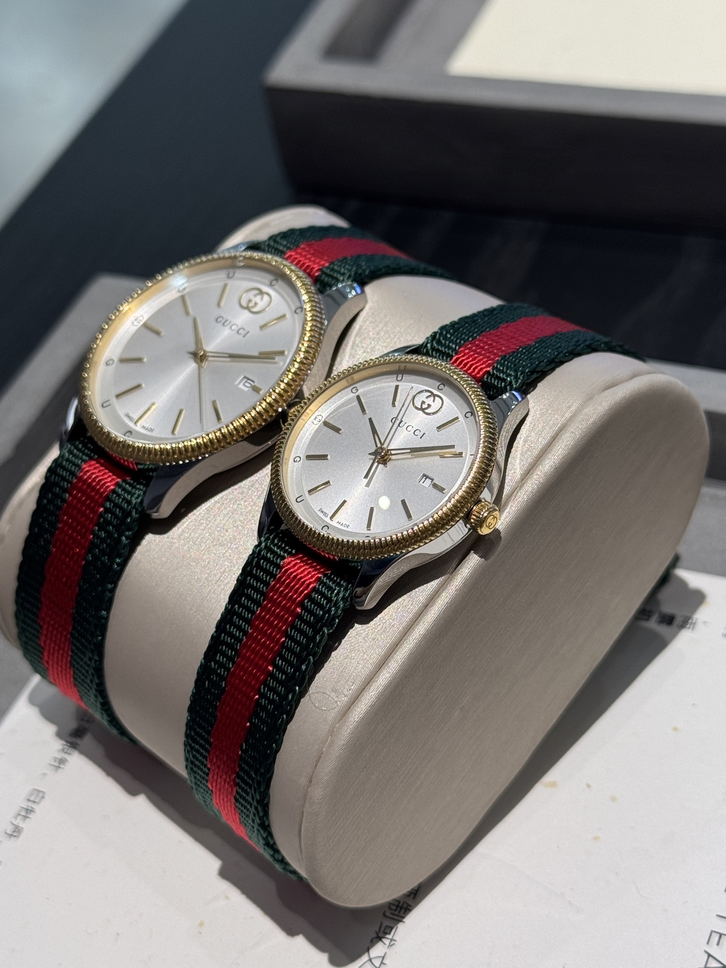 Gucci原單Timeless對錶 紅綠織帶黑面設計款 經典Logo標誌| 8 Gucci原單Timeless對錶 紅綠織帶黑面設計款 經典Logo標誌